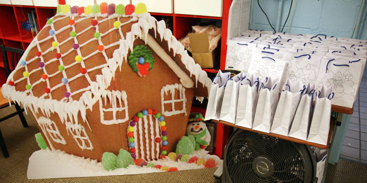 Christmas-Decorations-at-Rose-House-Domestic-Violence-Shelter