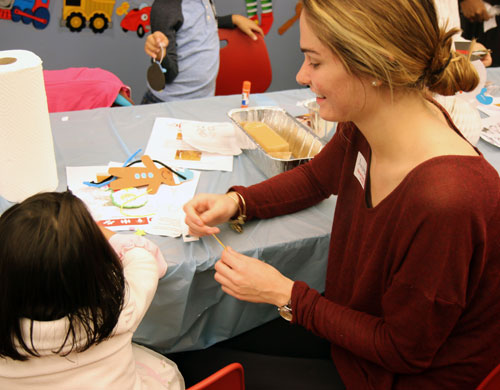 Morgan-Stanley-Volunteers-Make-Christmas-Decorations-with-Rose-House-Residents